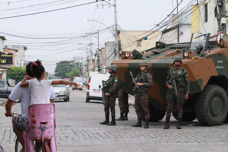 Soldados do Exército fazem patrulhamento na comunidade da Vila Vintém, no Rio de Janeiro (RJ), na manhã desta quarta-feira (2).