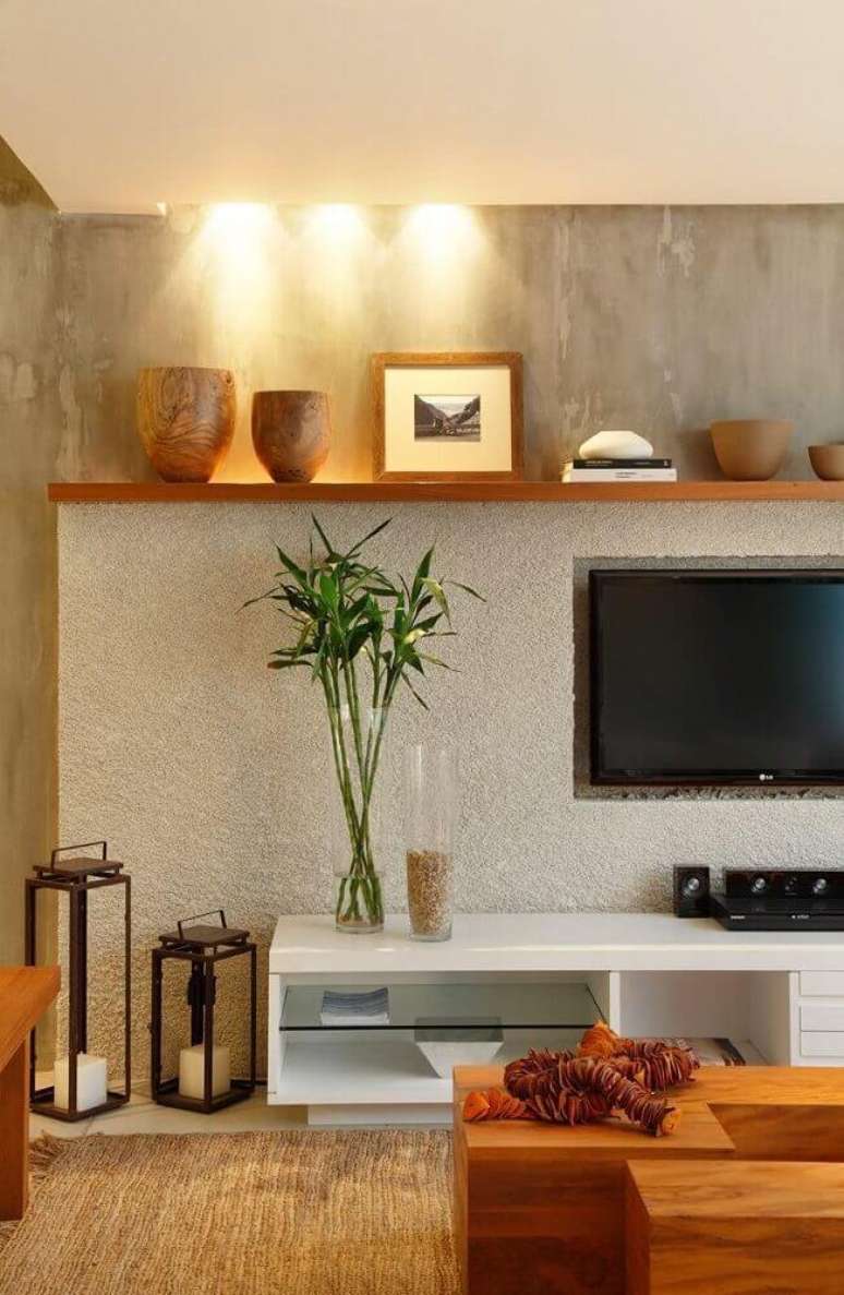 1. Decoração com painel de TV para sala com estilo rústico.