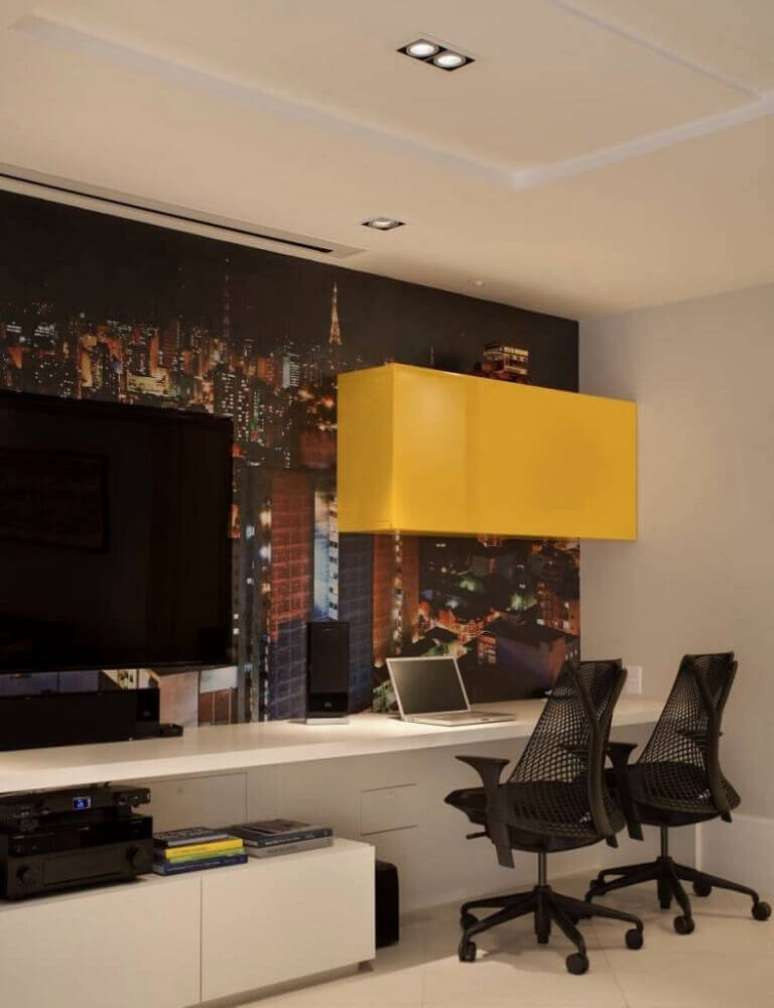7. A estampa de prédios no painel de TV para sala deixa a decoração do ambiente mais moderna.