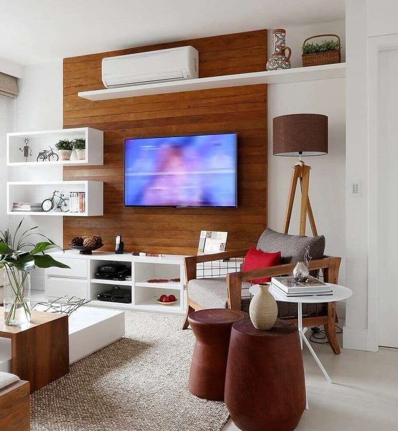19. Decoração clean com painel para sala de estar e muitos detalhes em madeira para deixar o ambiente mais aconchegante
