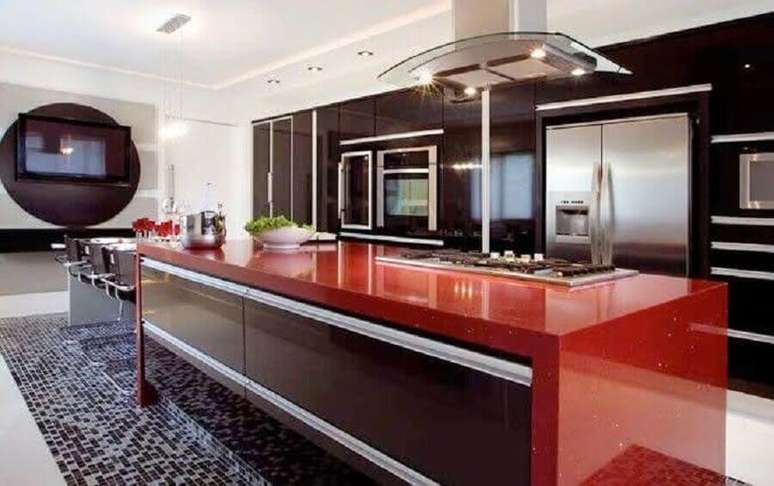 4. Cozinha sofisticada com o modelo Stellar na bancada silestone vermelho