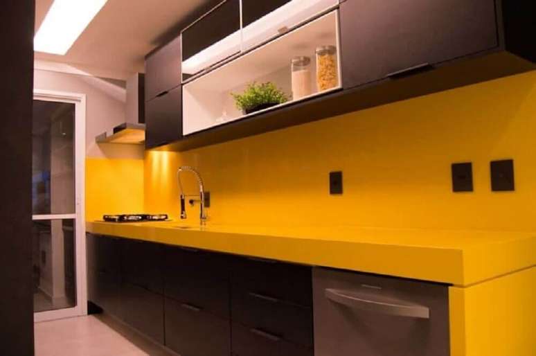14. Decoração de cozinha preta e amarela com bancada de silestone