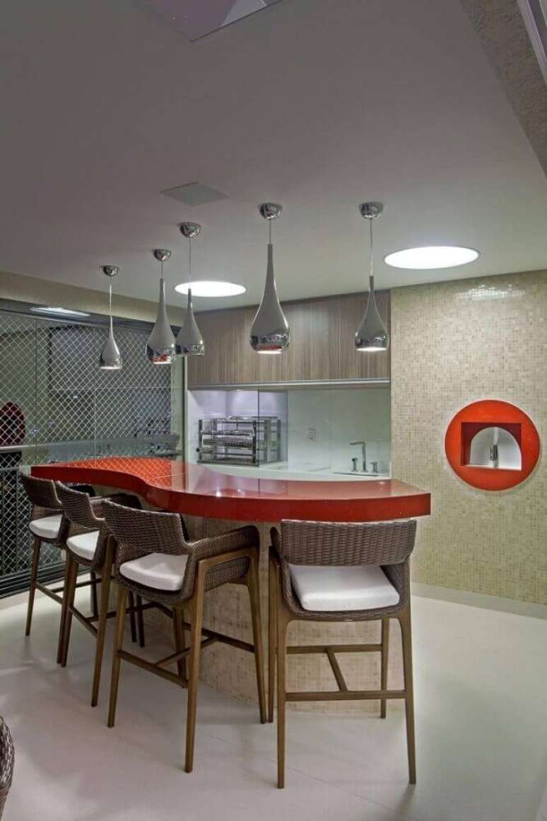 39. A bancada curvilínea dessa cozinha recebeu uma pedra silestone vermelho