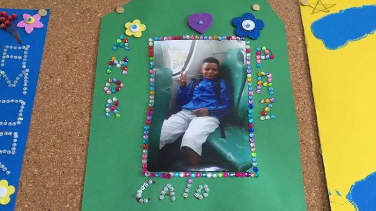 Quadro traz fotos dos filhos que as pacientes perderam, com palavras de conforto