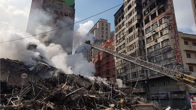 Prédio no Centro de São Paulo pegou fogo e foi abaixo em cerca de 90 minutos