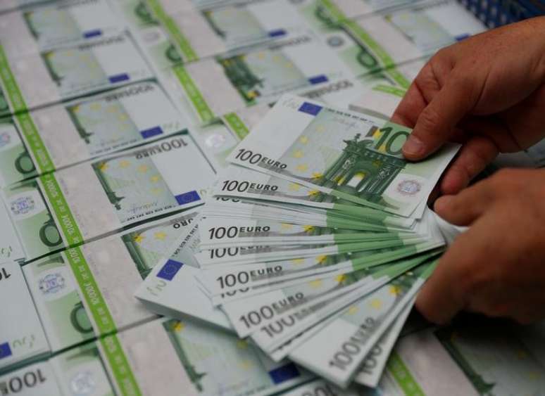 Notas de euro na sede da empresa Money Service Austria em Viena, Áustria
16/11/2017 REUTERS/Leonhard Foeger