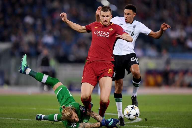Goleiro Karius derruba Dzeko em jogo Liverpool x Roma 02/05/2018 REUTERS/Tony Gentile 