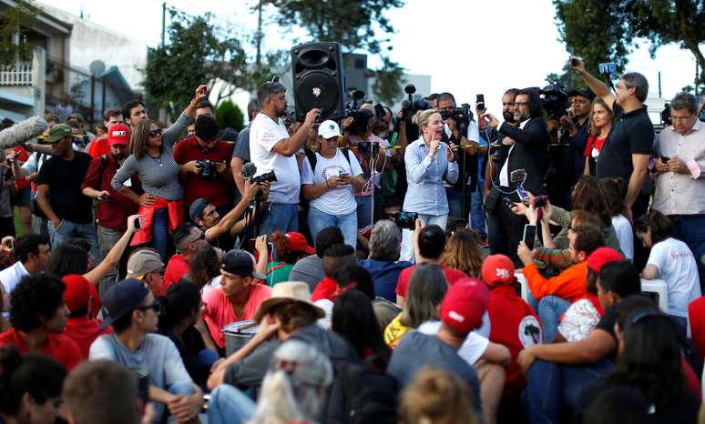 Senadora Gleisi Hoffmann fala a simpatizantes de Lula em Curitiba
 8/4/2018    REUTERS/Rodolfo Buhrer 