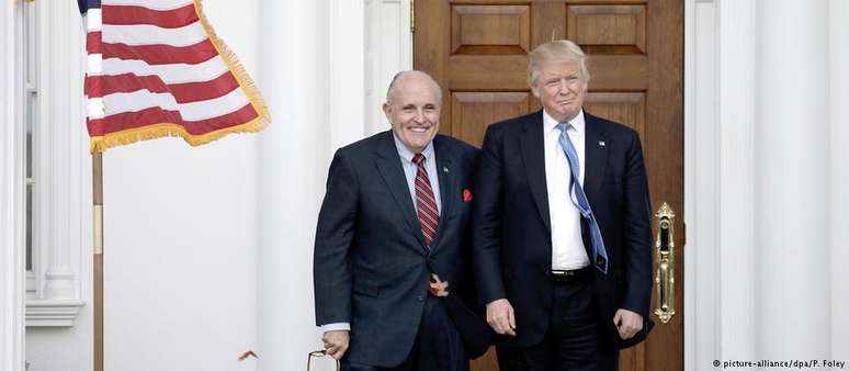 Ex-prefeito de Nova York Rudolph Giuliani posa com Donald Trump, recém-eleito presidente dos EUA, no fim de 2016