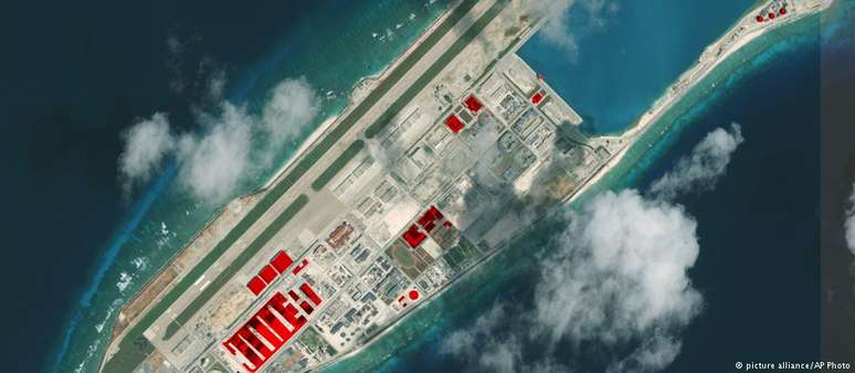 Imagem aérea de instalações chinesas no recife de Fiery Cross, que faz parte das Ilhas Spratly, no Mar da China Meridional 