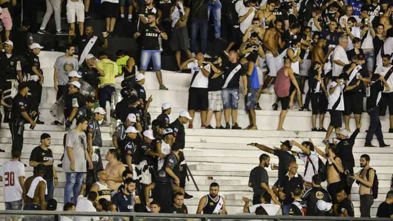 Confusão na partida entre Vasco e Cruzeiro (Foto: Celso Pupo/Fotoarena)