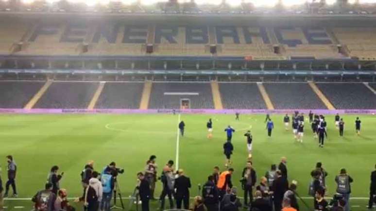 Besiktas 'larga' dérbi, e Fenerbahçe vai à final da Copa da Turquia (Frame/Twitter)