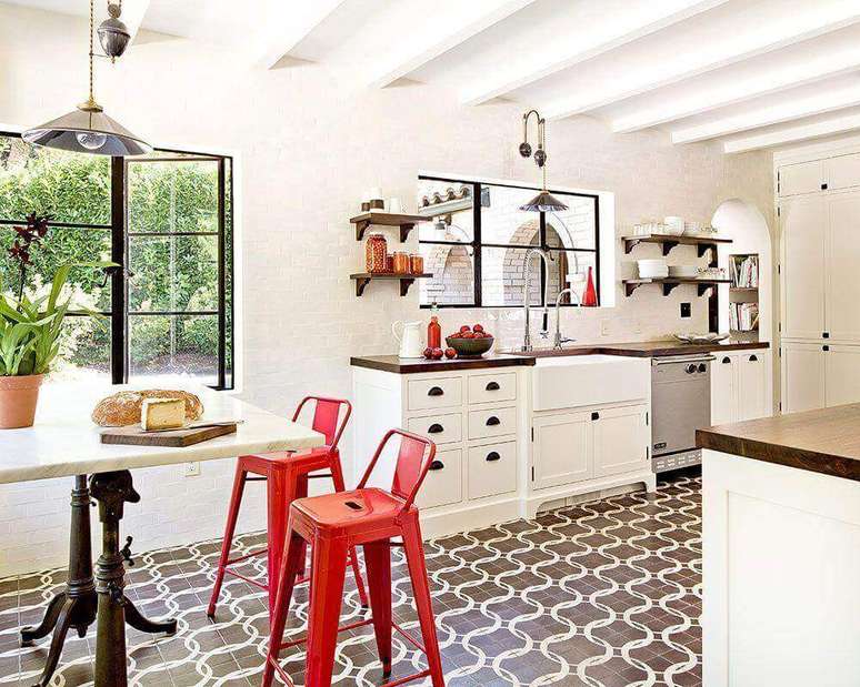 21. Linda inspiração de cozinha clean decorada com piso hidráulico