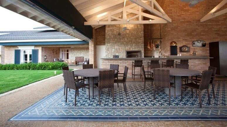 18. Lindo modelo de piso hidr&aacute;ulico para incrementar a decora&ccedil;&atilde;o da varanda