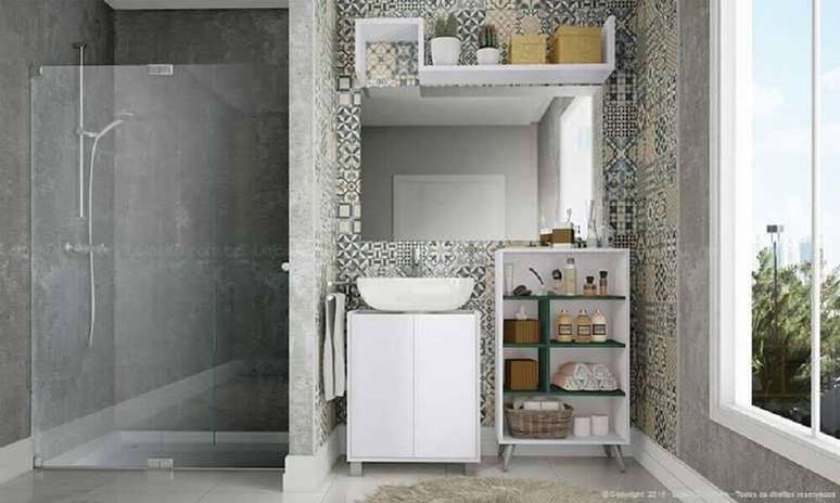 35. Ladrilho hidráulico para banheiro com decoração moderna em tons de cinza