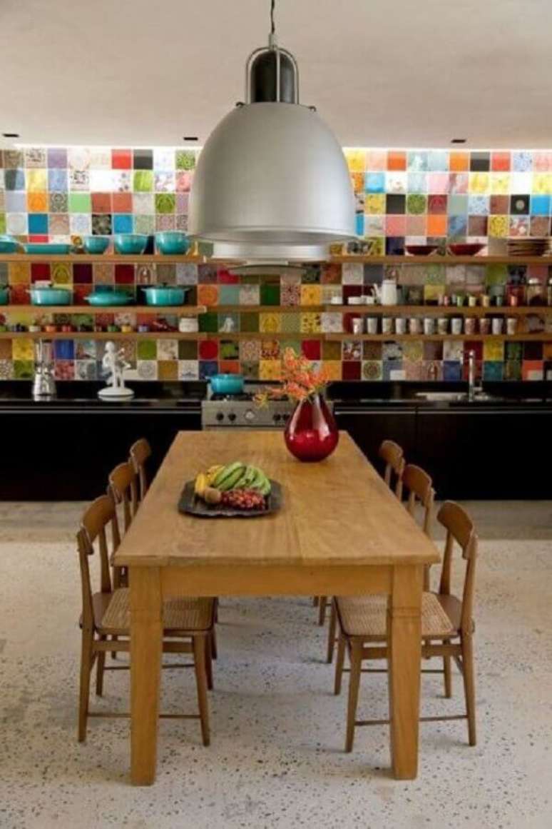 27. Decora&ccedil;&atilde;o toda colorida com ladrilhos para cozinha