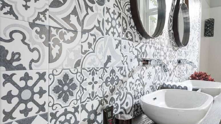 37. Modelo de ladrilho hidr&aacute;ulico para banheiro