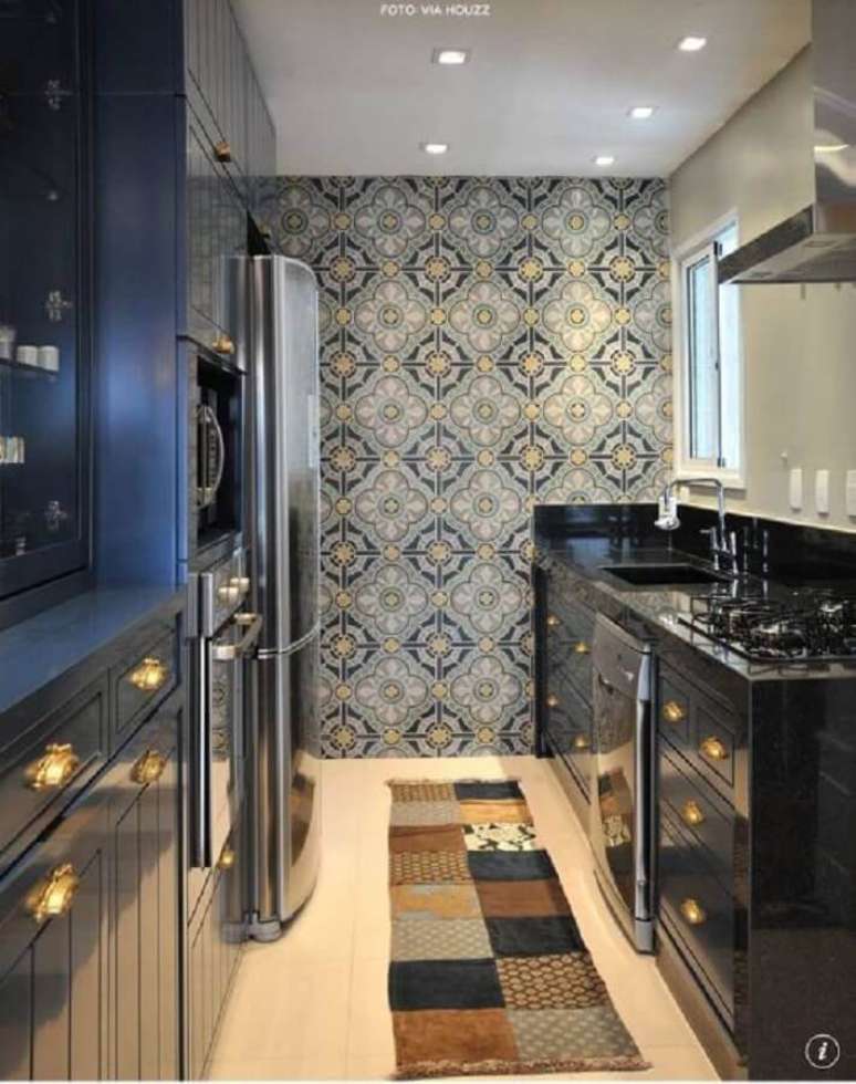 38. Linda cozinha planejada com revestimento de ladrilho hidr&aacute;ulico