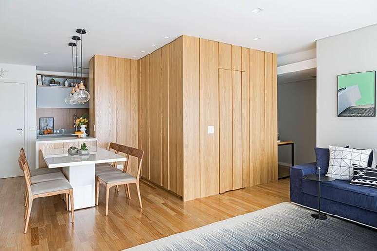 51. Os pisos para sala de madeira do projeto de Doob Arquitetura combina com o revestimento da parede