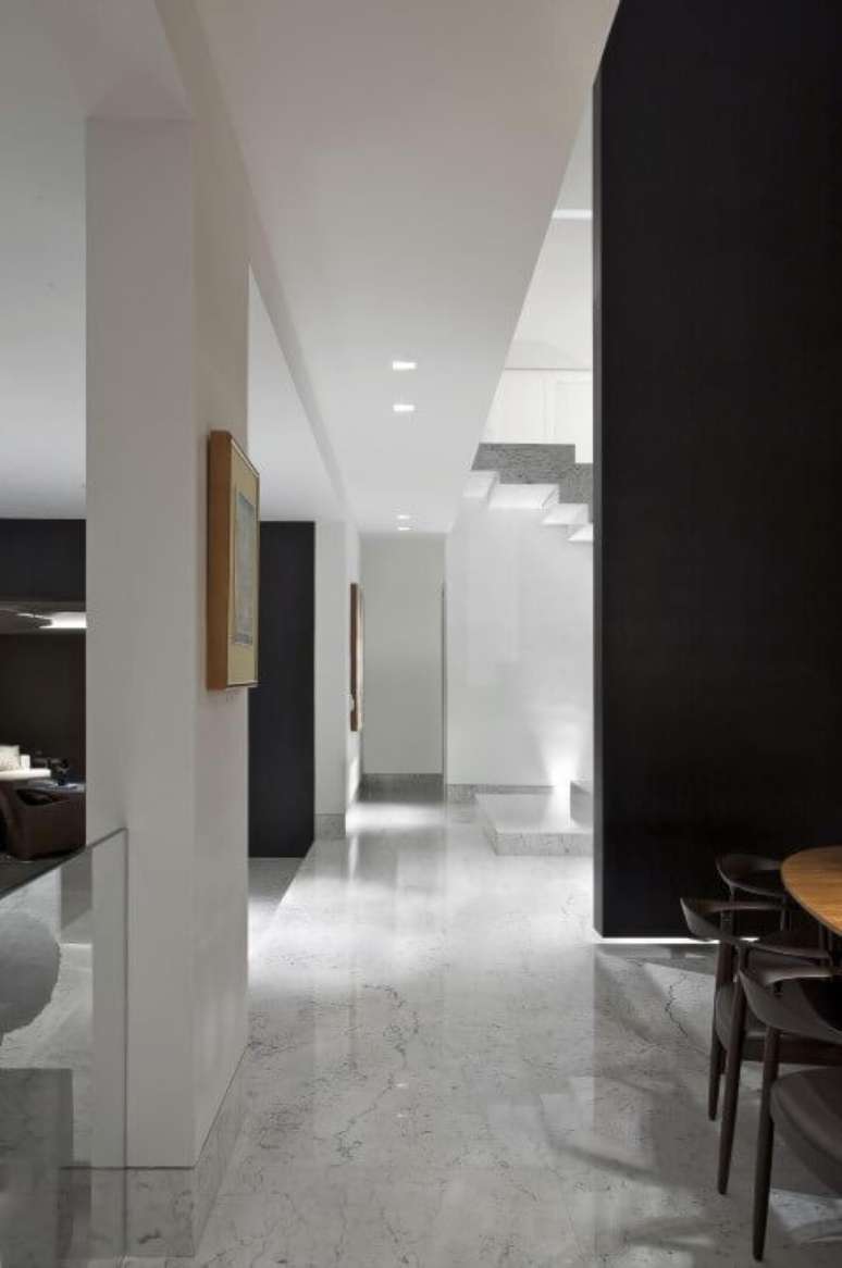 55. As “ranhuras” dos pisos para sala de mármore dão um visual muito interessante ao projeto de Gislene Lopes