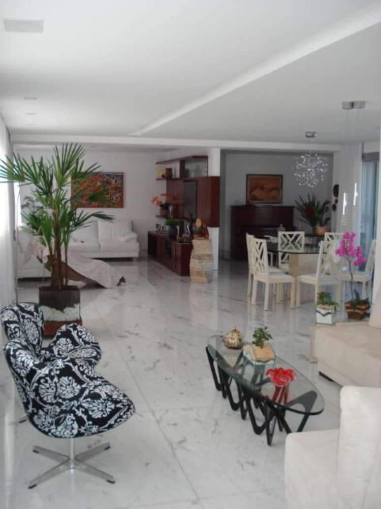 31. Exemplo de piso laminado imitando mármore. Projeto de Luiz Araujo