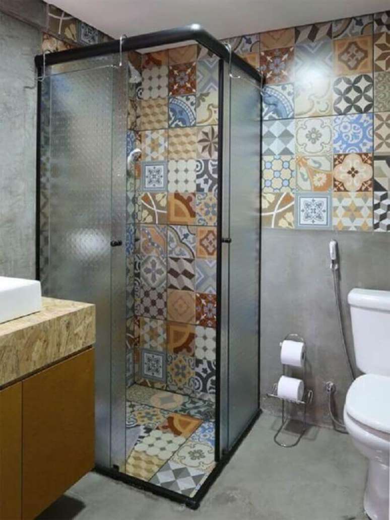 48. Ladrilho hidr&aacute;ulico para banheiro decorado