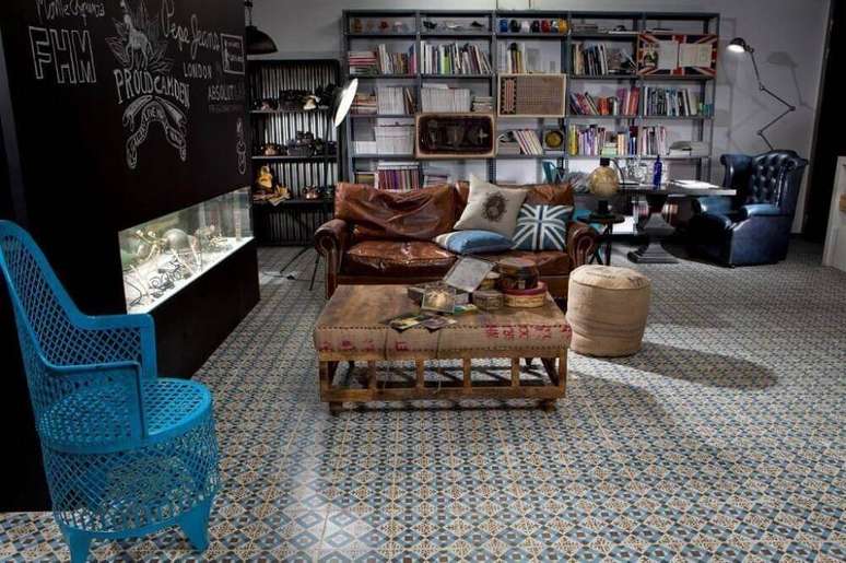 31. Sala com revestimento hidr&aacute;ulico