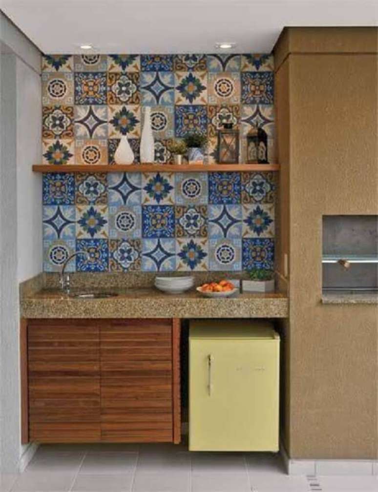 19. Varanda gourmet decorada com ladrilho hidr&aacute;ulico