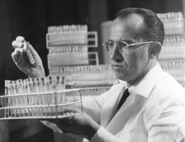 Jonas Salk, criador da primeira vacina contra a p&oacute;lio. Hoje, a maior parte do mundo usa a vacina de via oral criada por Albert Sabin