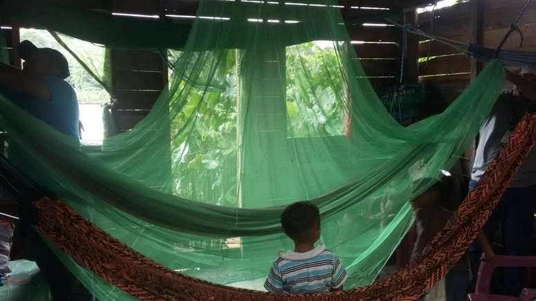 Casas ribeirinhas na Amazônia, feitas de madeira, têm muitas frestas para entrada do mosquito. Mosquiteiros ajudam a evitar picadas durante a noite.