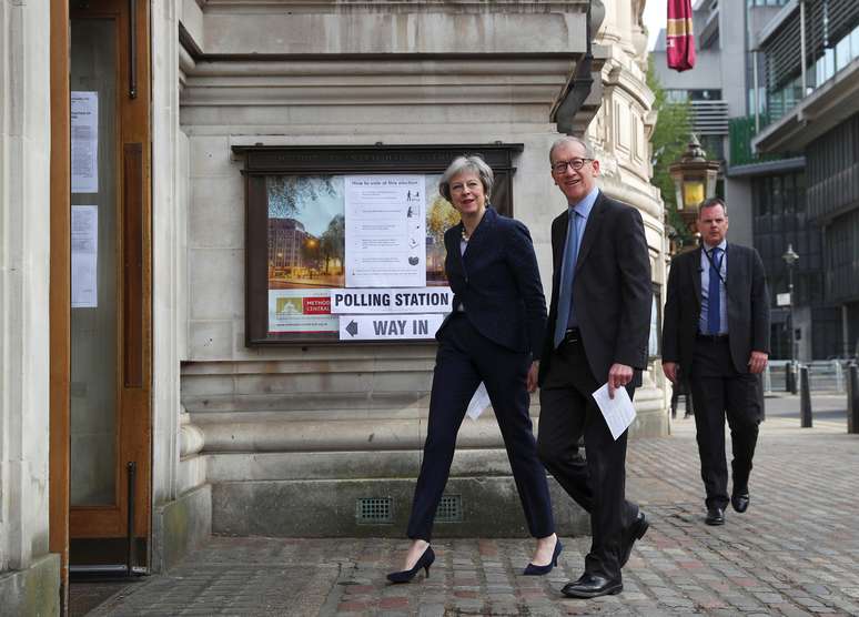 Premiê britânica, Theresa May, e o marido, Philip, chegam a local de votação em Londres 03/05/2018 REUTERS/Hannah McKay