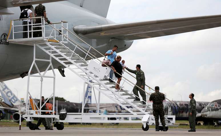 Refugiados venezuelanos desembarcam de avi&atilde;o ao chegarem em aeroporto de Manaus
04/05/2018 REUTERS/Bruno Kelly