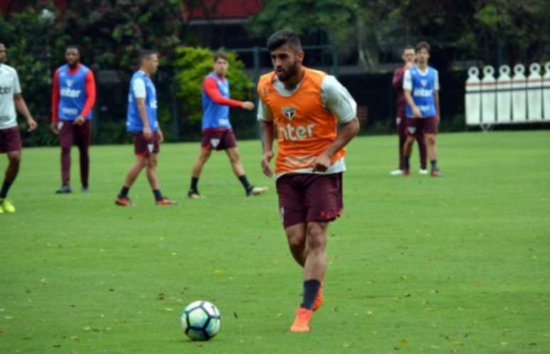 Volante da base deixou o treino da última quinta, mas está à disposição da comissão técnica para duelo contra o Galo e briga com Petros por vaga entre os titulares (Érico Leonan/ saopaulofc.net)