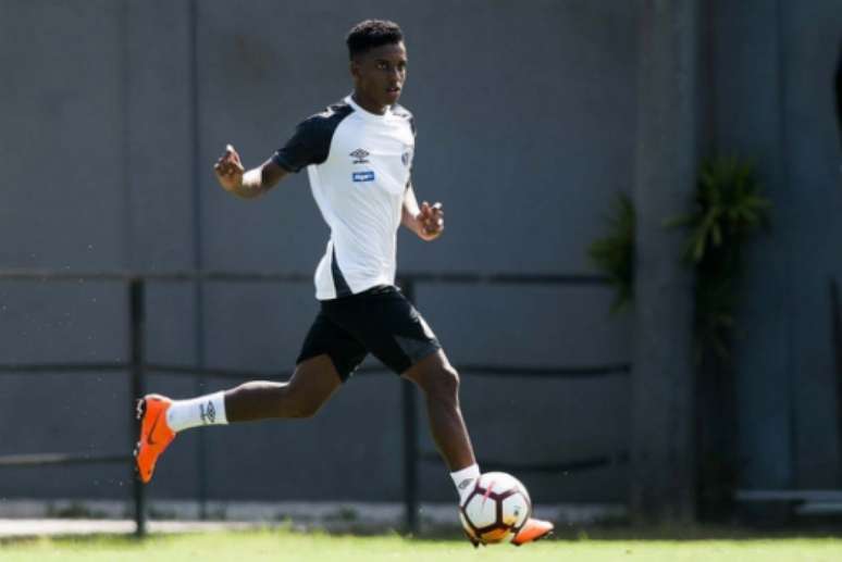 Garoto de 17 anos sofreu uma entrada dura do lateral-direito Fucile, mas já voltou a treinar (Foto: Ivan Storti/Santos)