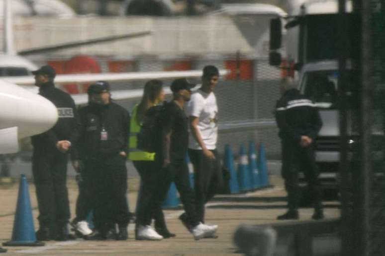 Neymar chegando em Paris (Foto: Christophe Simon/AFP)