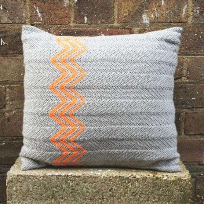 18. Pequenos detalhes podem deixar as almofadas em croch&ecirc; ainda mais bonitas