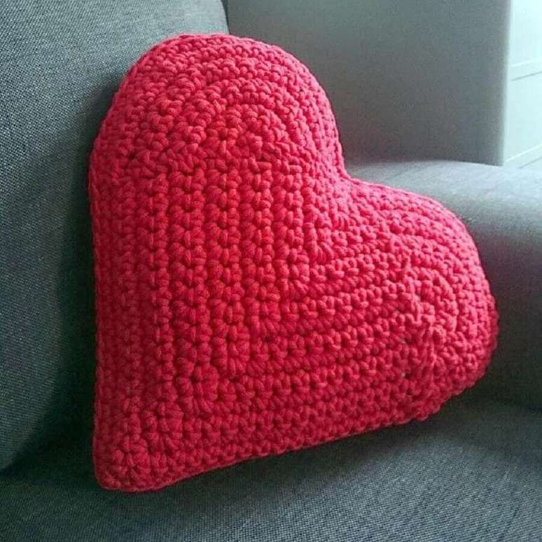 17. A almofada de crochê com formato de coração é um ótimo presente para uma pessoa especial