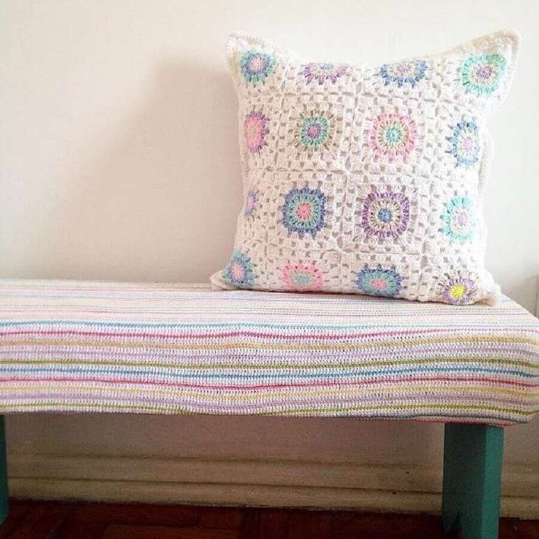 21. Modelo simples e delicado de almofada em croch&ecirc;