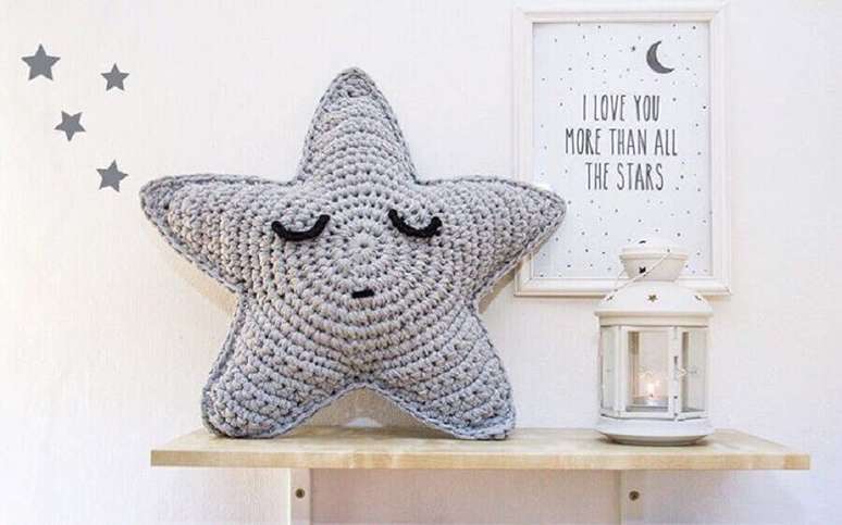 26. As almofadas de crochê em formato de estrela são perfeitas para decoração de quarto de bebê no estilo lúdico