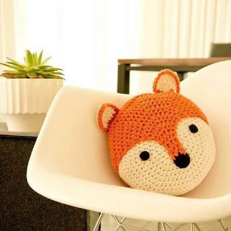23. Modelo lindo e delicado de almofada de croch&ecirc; em formato de raposa