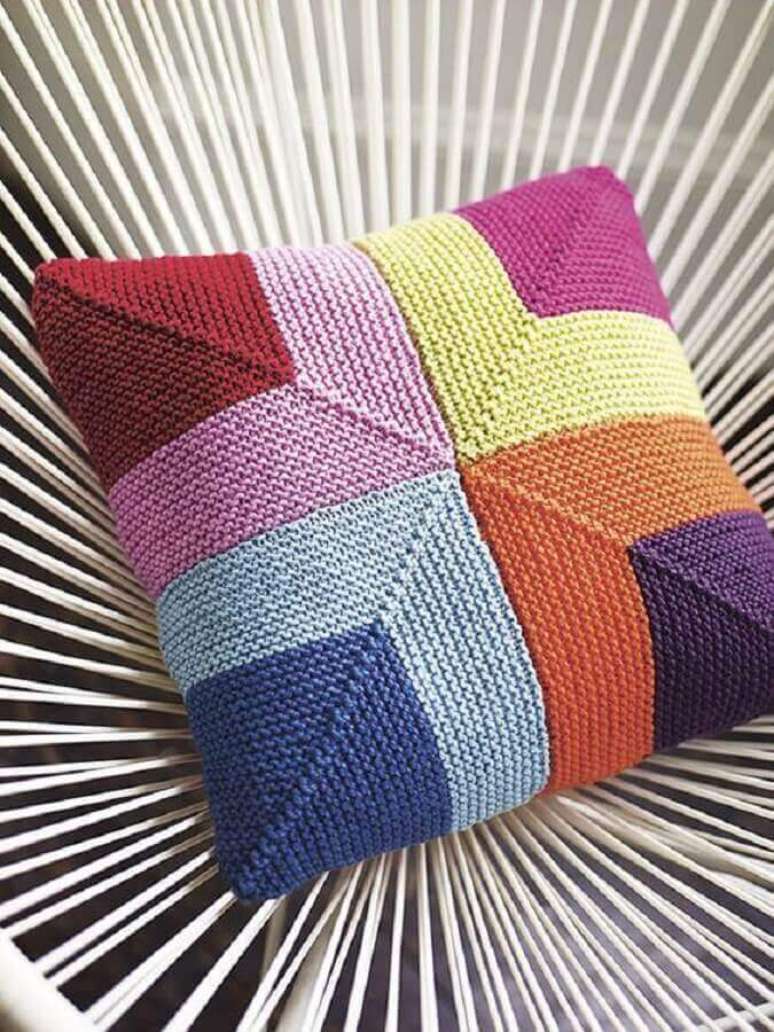 30. A almofada de crochê toda colorida garante mais alegria para o ambiente.