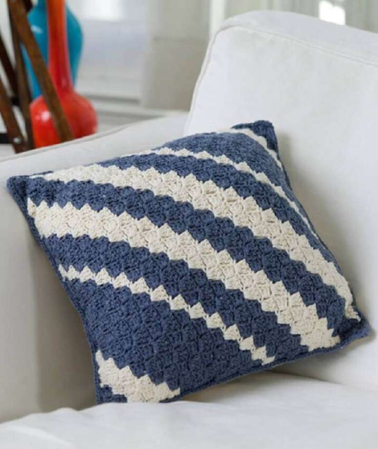 24. Capa de almofada de crochê com listas azuis e brancas na vertical
