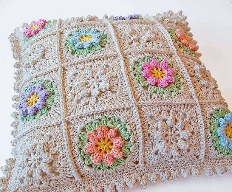 41. Almofadas de crochê com flores coloridas e delicadas