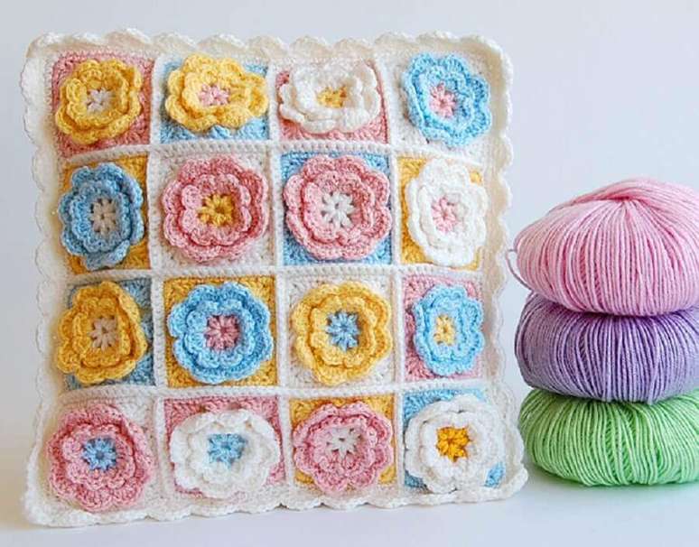 13. Modelo delicado de almofadas de crochê com flores em tons claros
