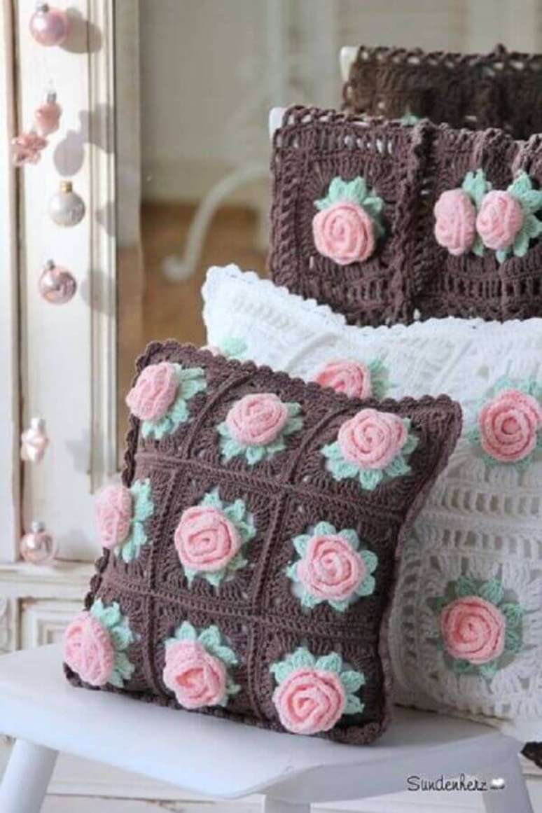12. Modelo de almofadas de crochê com flores em relevo