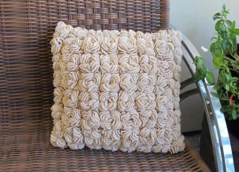 29. Super delicada almofadas de crochê com flores pequenas em relevo