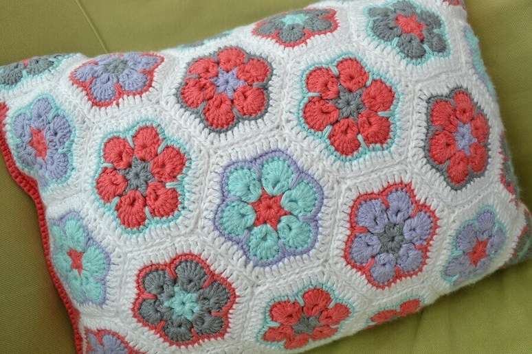37. Almofadas de croch&ecirc; com flores