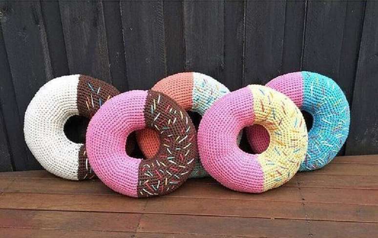 34. As almofadas em crochê em formato de donuts são super divertidas para a decoração