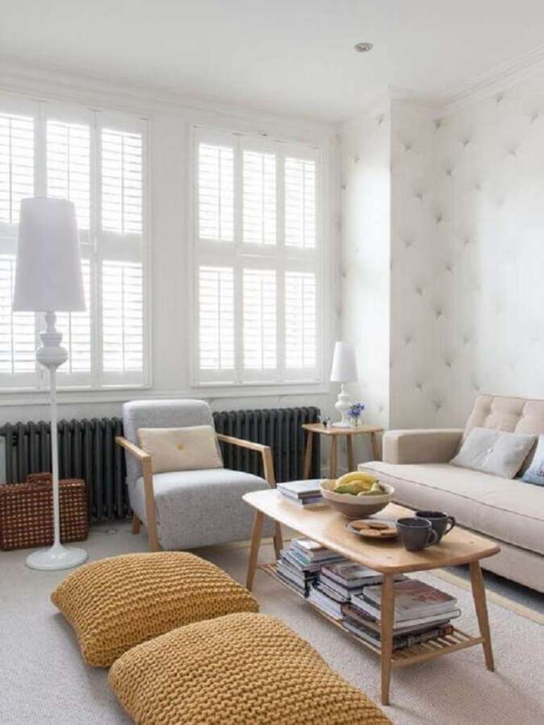 3. Almofadas em croch&ecirc; grandes e quadradas utilizadas como puff para sala