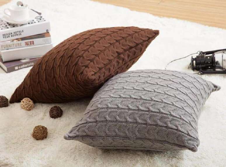 31. Algumas almofadas em croch&ecirc; s&atilde;o perfeitas para decorar a casa no inverno